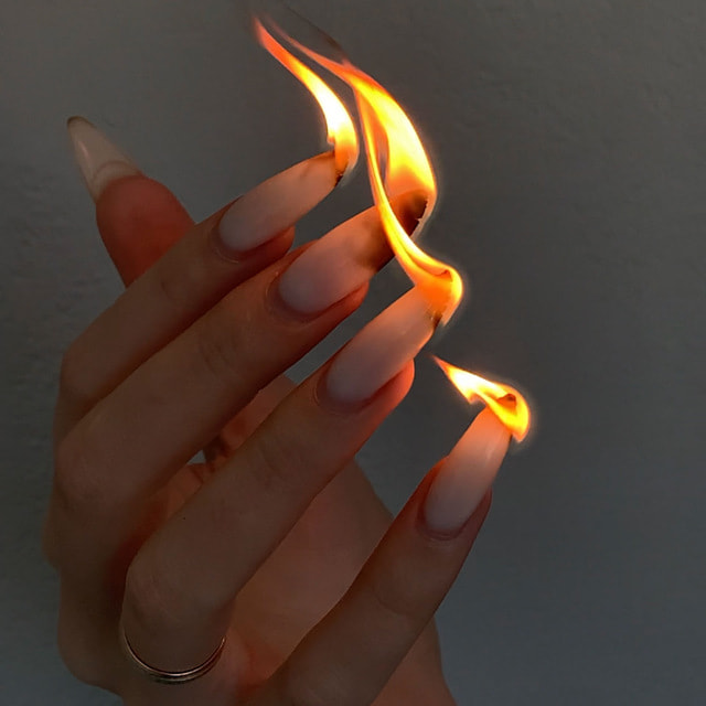 «Вместе со свечкой загорелся ноготь»: блогеры с длинными ногтями о проблемах с ними