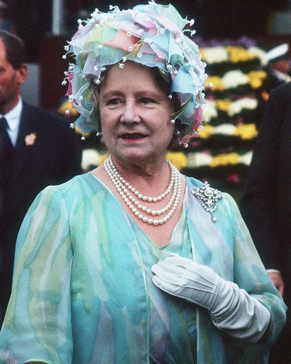 Королева-мать Елизавета Боуз-Лайон, 1970-е