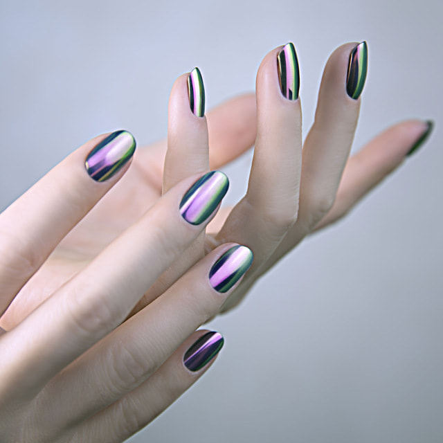 Фиолетовые ногти с эффектом капель: идея маникюра в самом модном цвете 2023 года