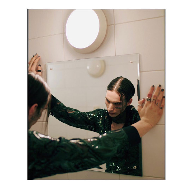 Полочка в ванной: стилист по волосам Максим Романов о татуировках на лице и розовых волосах