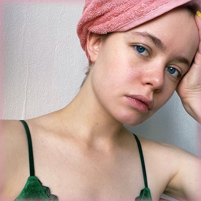 Моя полочка в ванной: актриса Мила Ершова — о любви к простым средствам, жизни с маленькой косметичкой и «Трудных подростках»