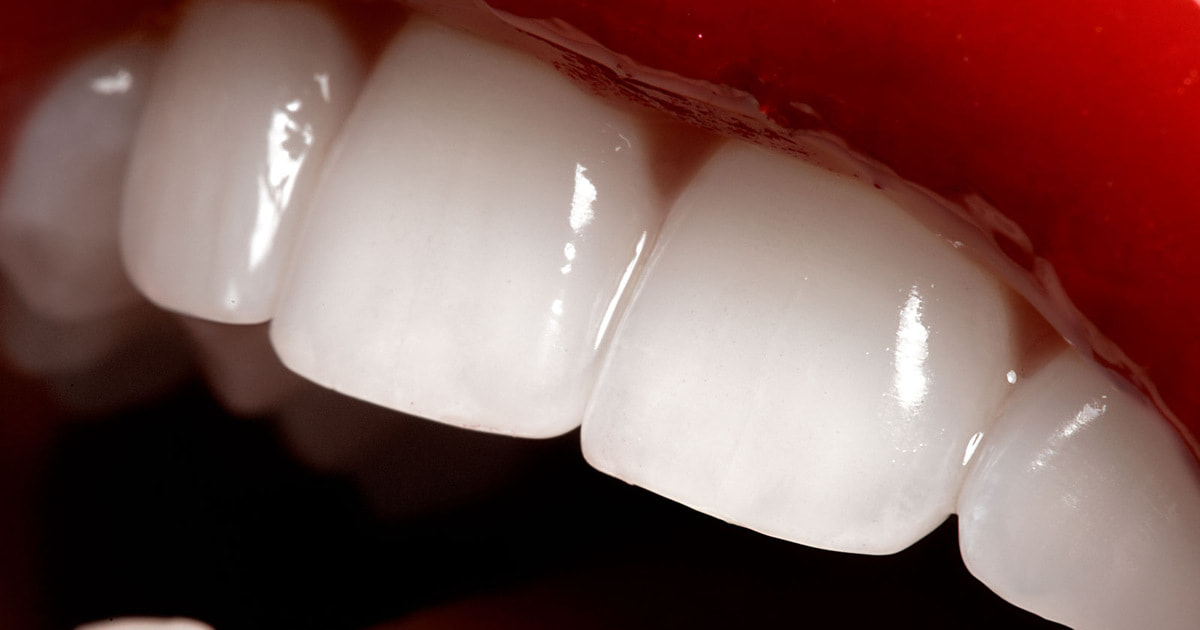 Оттенки помады, которые сделают зубы белее | Flacon