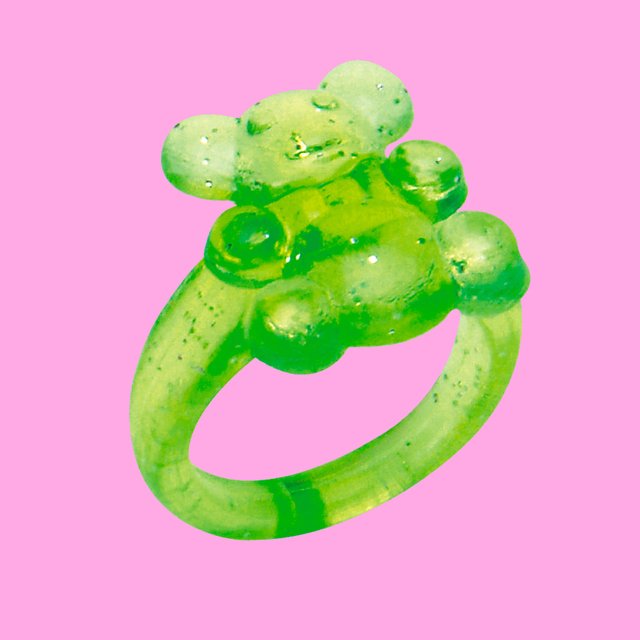 Новый свадебный тренд: мужчины дарят невестам поддельные обручальные кольца