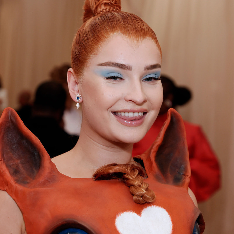 Бес еркек бір аққұбаны трахает (порно онлайн) Порно жұлдыз Вероника Земанова