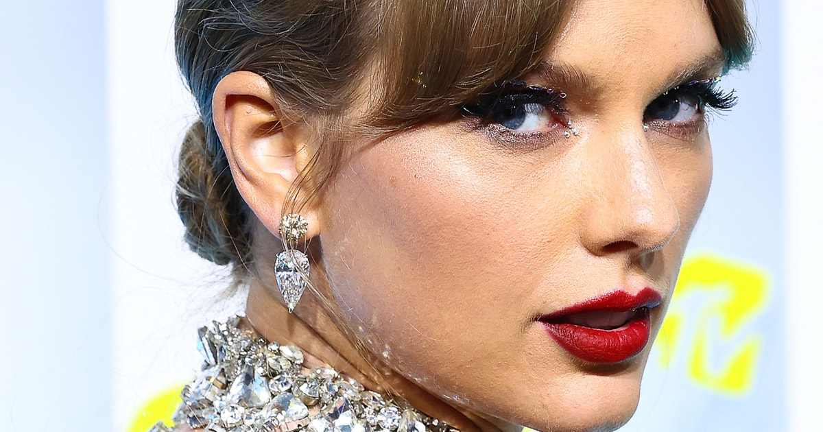 Идеально на вечеринку или зиму: маникюр, как у Тейлор Свифт | Flacon