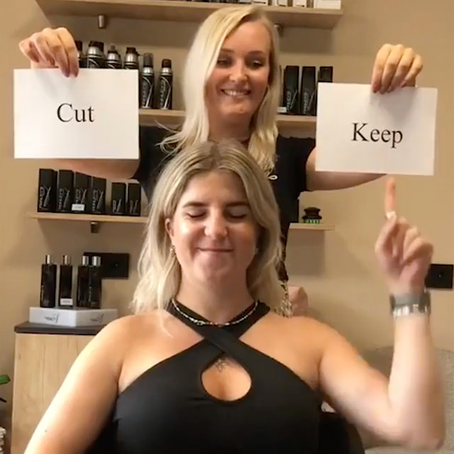 Новый челлендж в TikTok: клиенты парикмахера наугад выбирают стрижку и окрашивание