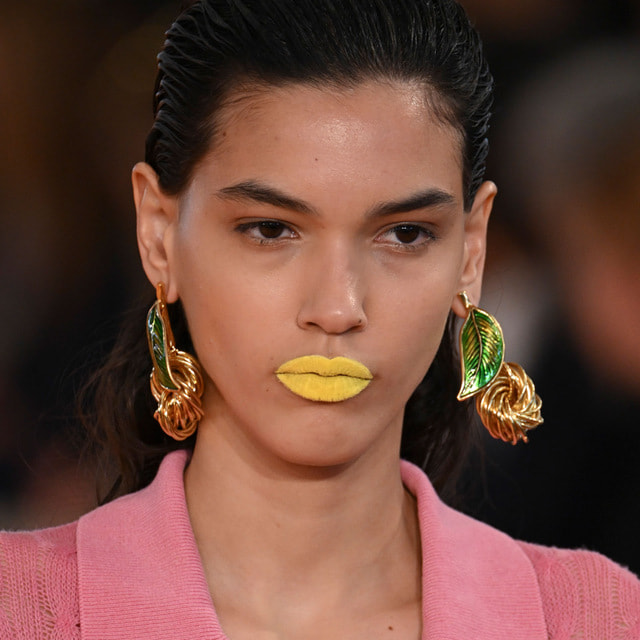 10 трендов недели моды в Милане: новая схема хайлайтера и двухцветные губы