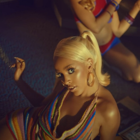 кадр из клипа на песню «Say So»